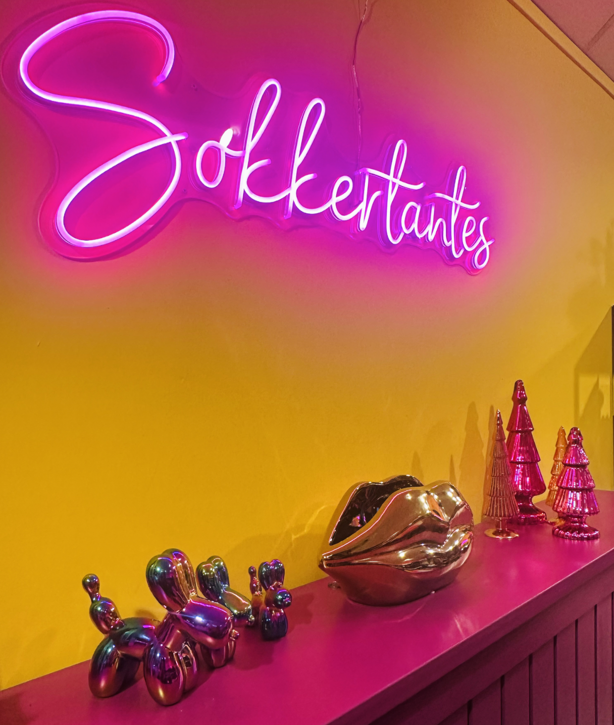 sokkertantes_boutique_logo_neon
